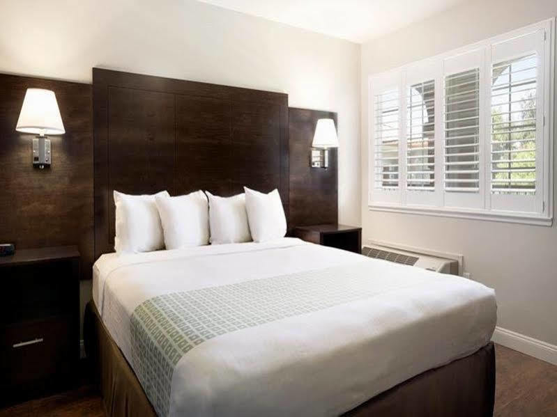 Baymont By Wyndham Modesto Salida Hotel Exterior photo